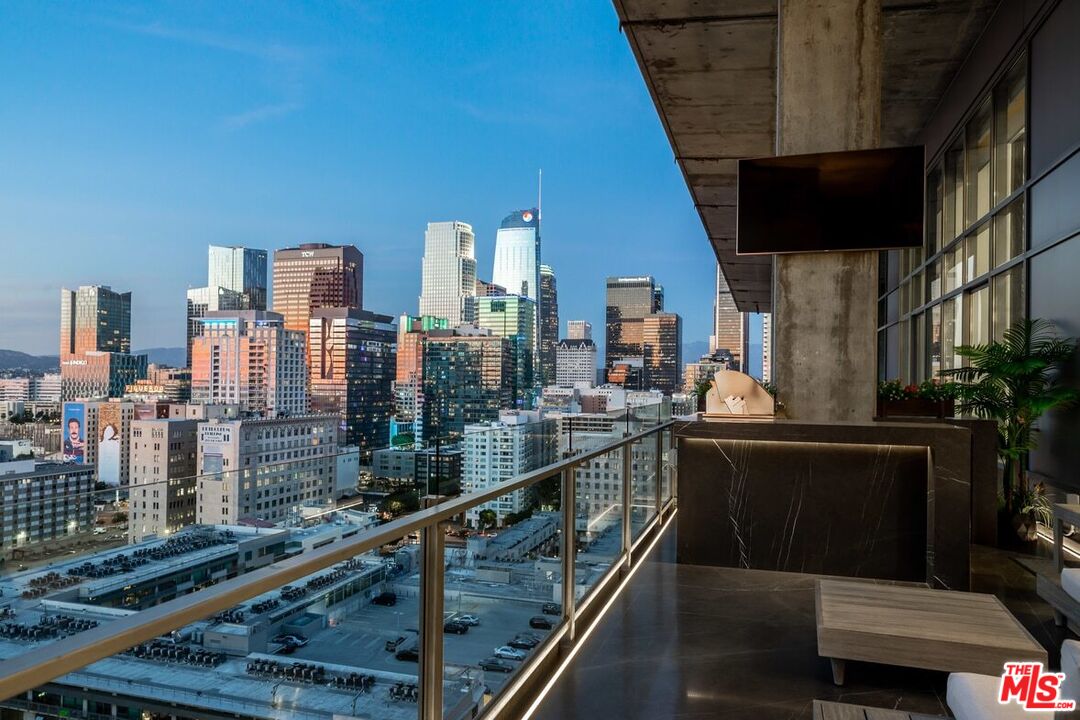 1100 S Hope St Unit: PH 1902