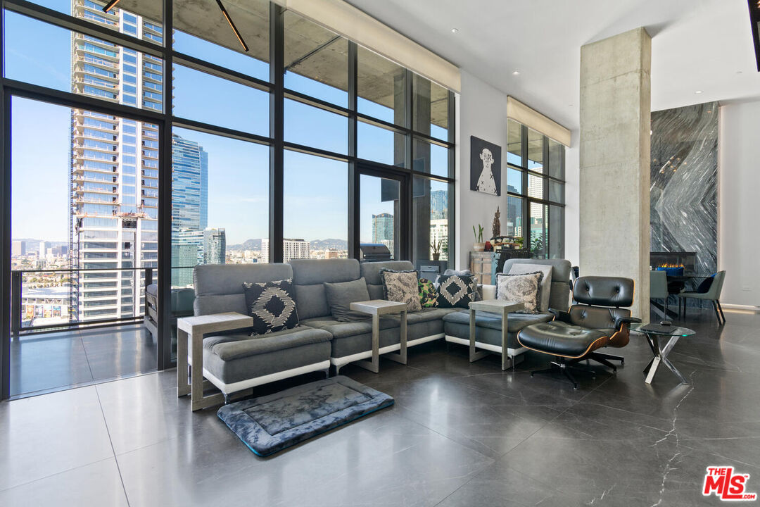 1100 S Hope St Unit: PH 1902