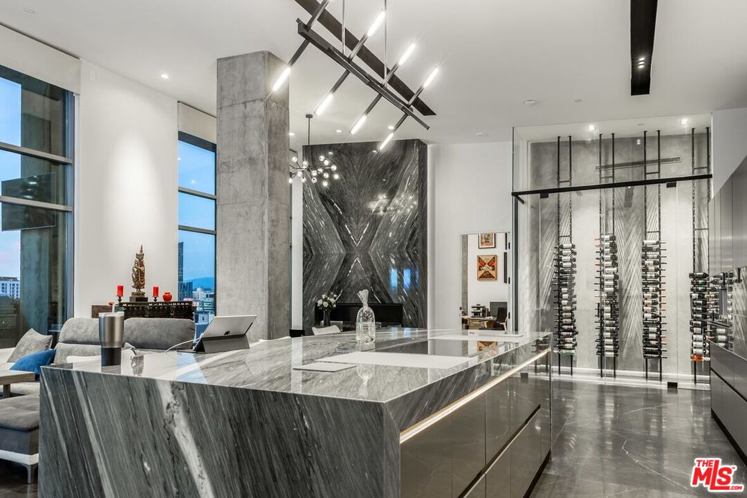 1100 S Hope St Unit: PH 1902