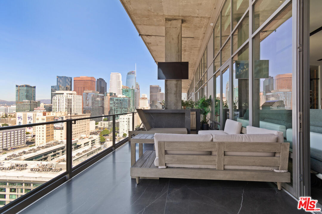 1100 S Hope St Unit: PH 1902