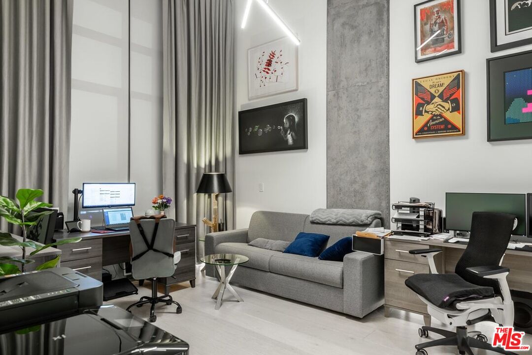 1100 S Hope St Unit: PH 1902