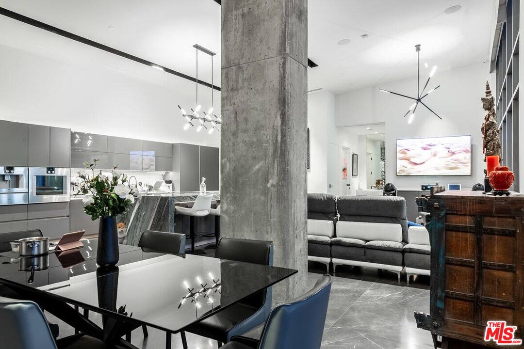 1100 S Hope St Unit: PH 1902