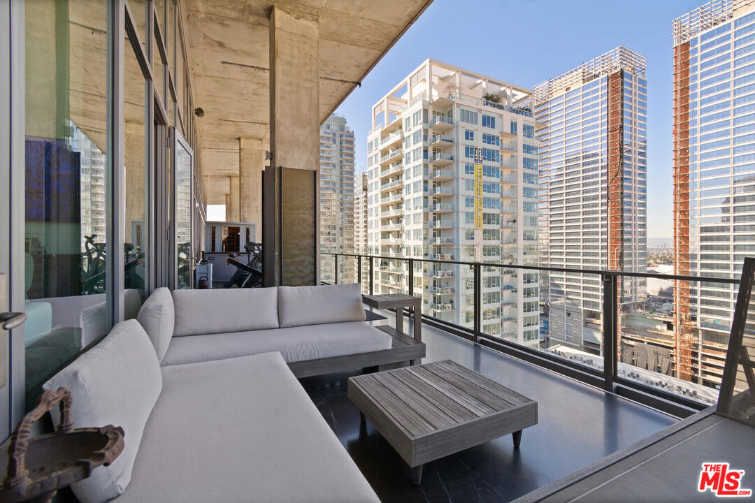 1100 S Hope St Unit: PH 1902