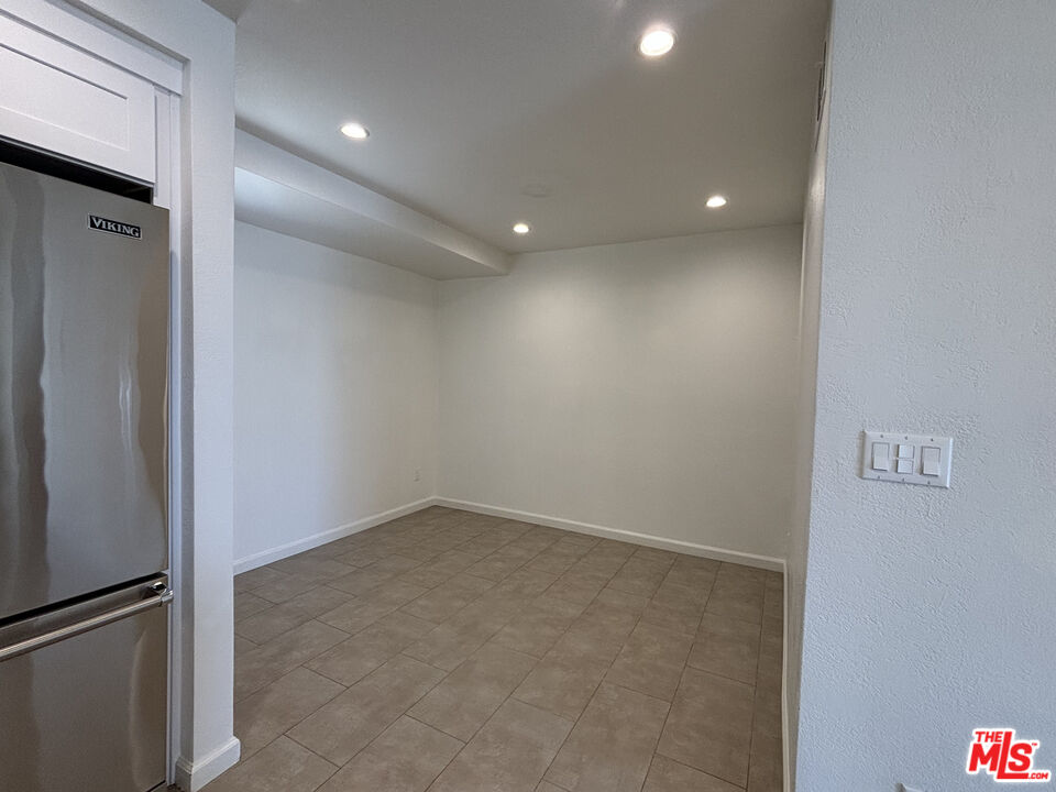 1085 W Kensington Rd