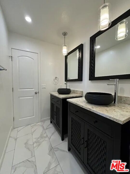 1085 W Kensington Rd