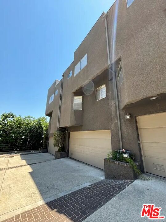 1085 W Kensington Rd