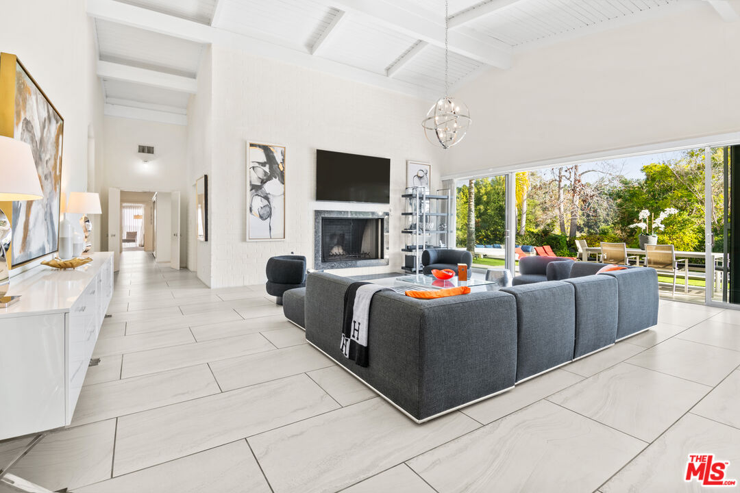 1054 Shadow Hill Way