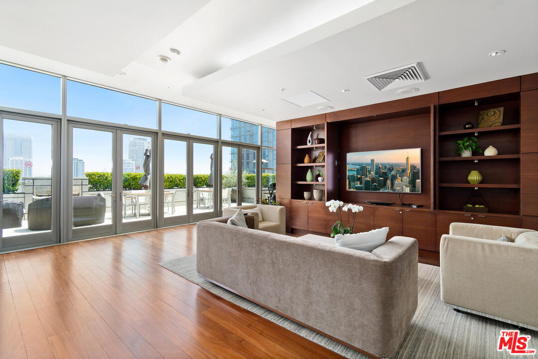 1155 S Grand Ave Unit: 815