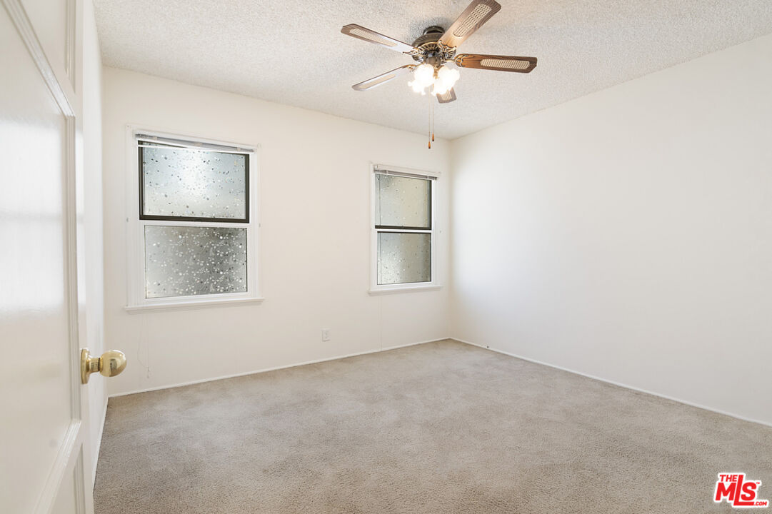 6943 Zelzah Ave
