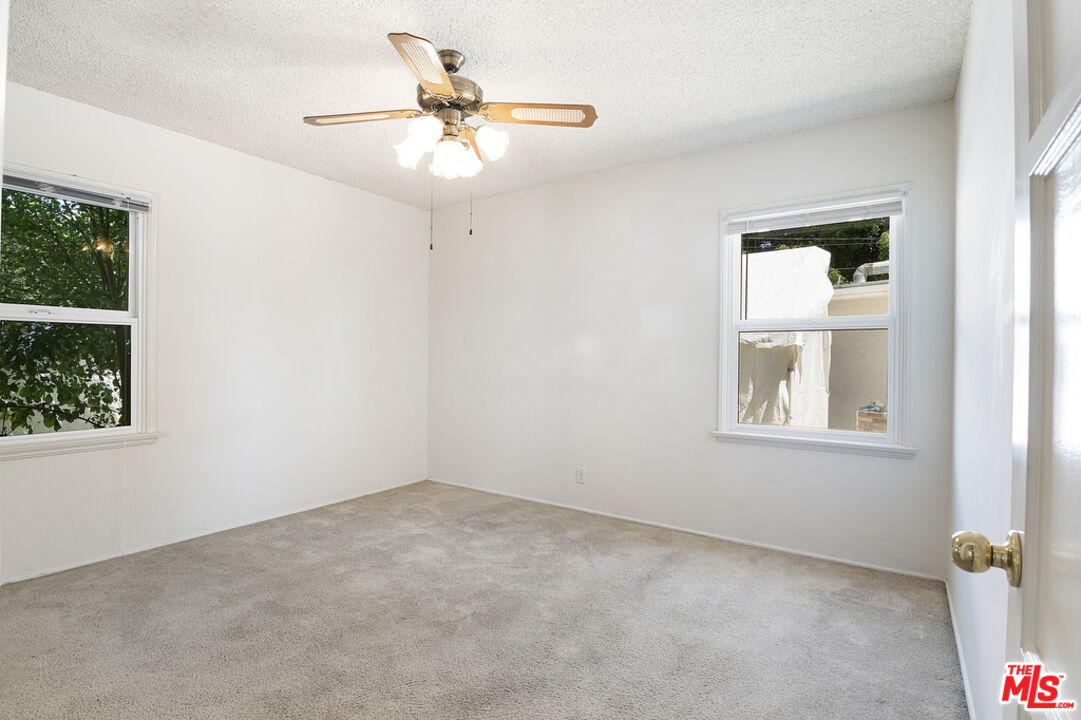 6943 Zelzah Ave