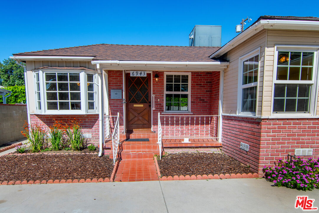 6943 Zelzah Ave