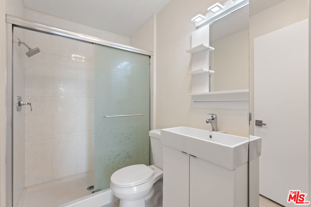 5215 Balboa Blvd Unit: 108