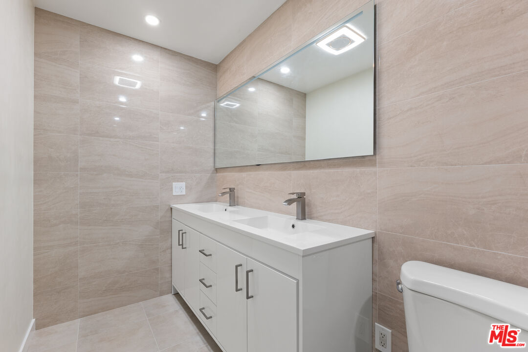 5215 Balboa Blvd Unit: 108