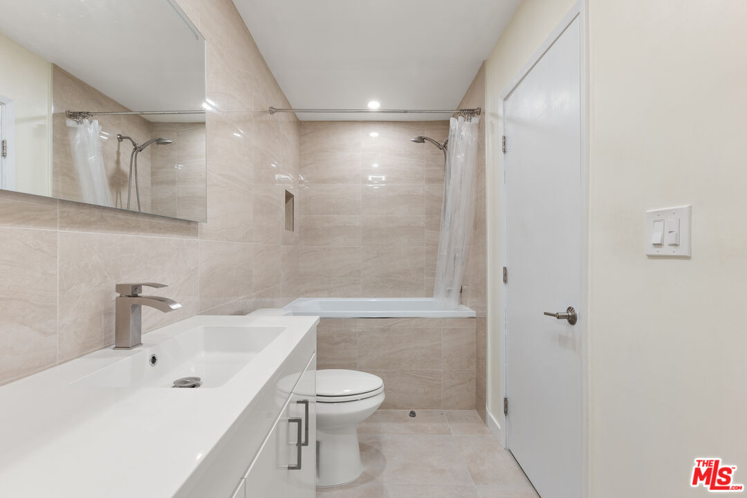 5215 Balboa Blvd Unit: 108