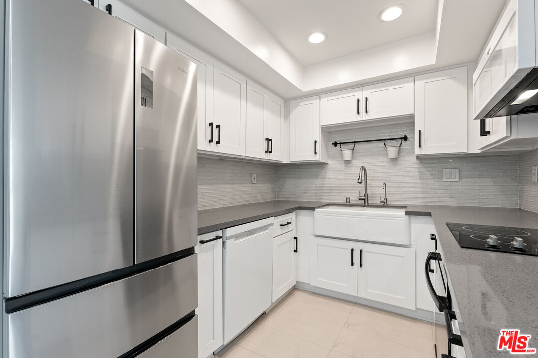 5215 Balboa Blvd Unit: 108