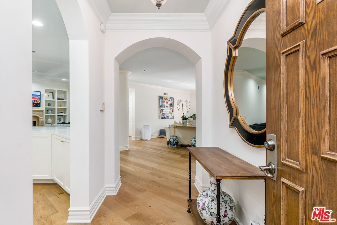850 N Croft Ave Unit: 206