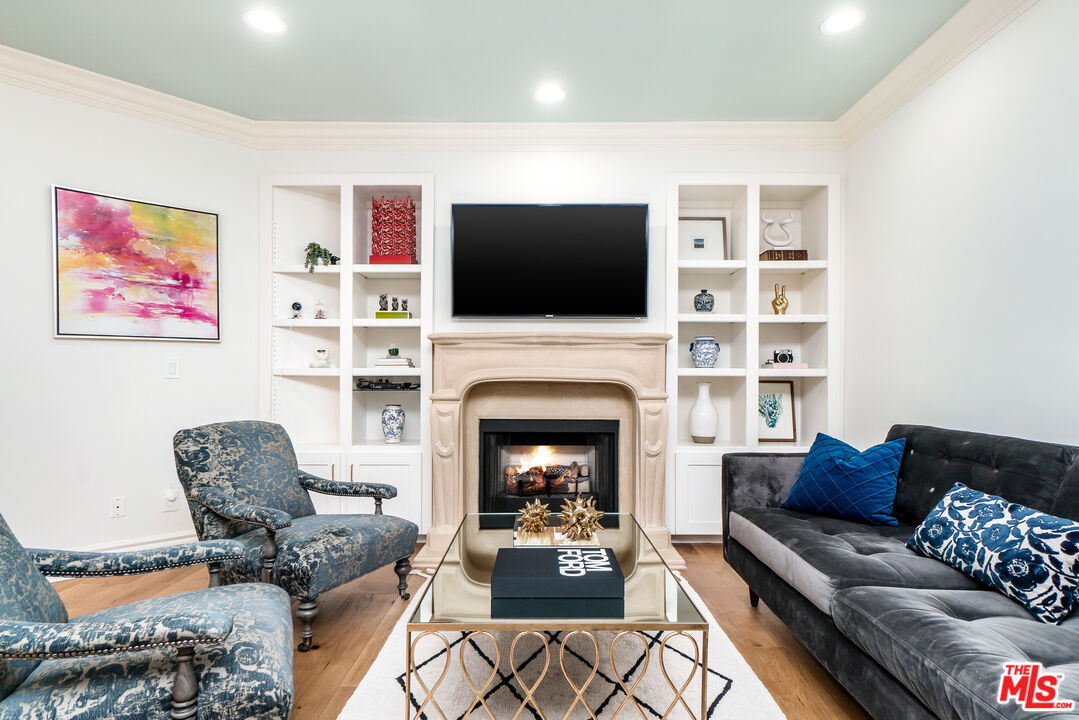 850 N Croft Ave Unit: 206