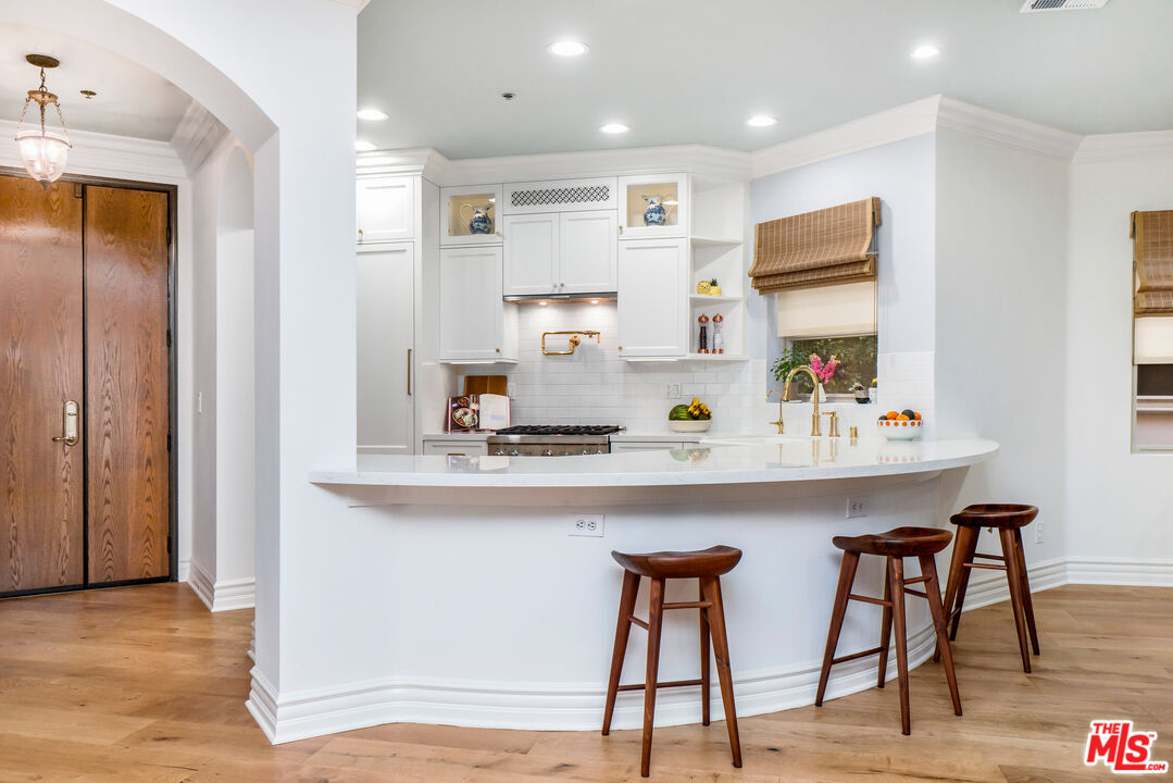 850 N Croft Ave Unit: 206