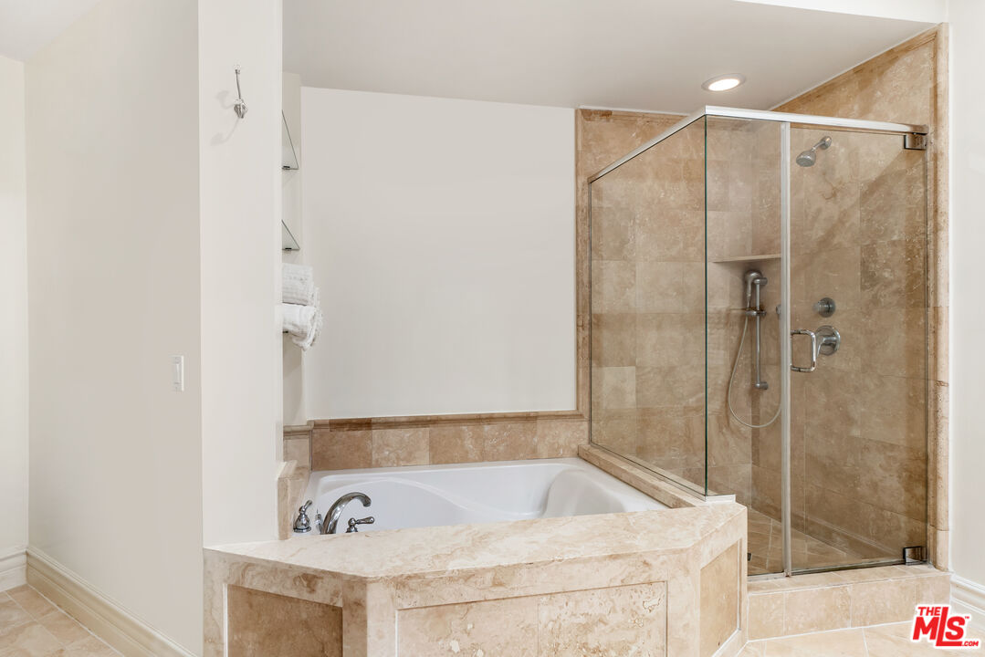 850 N Croft Ave Unit: 206