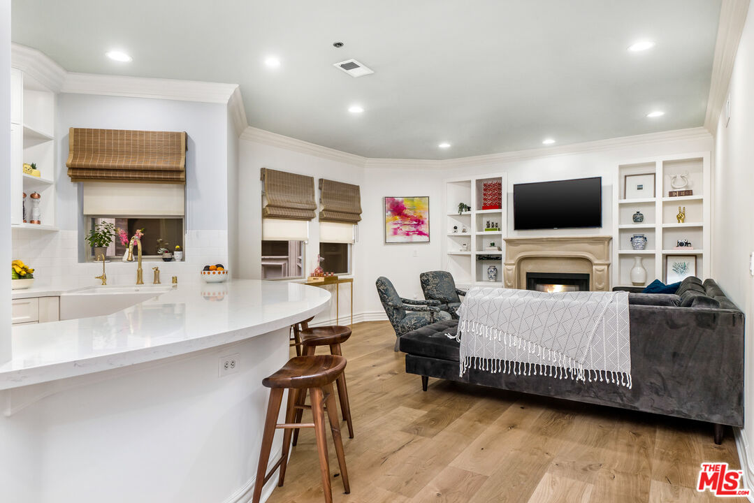 850 N Croft Ave Unit: 206