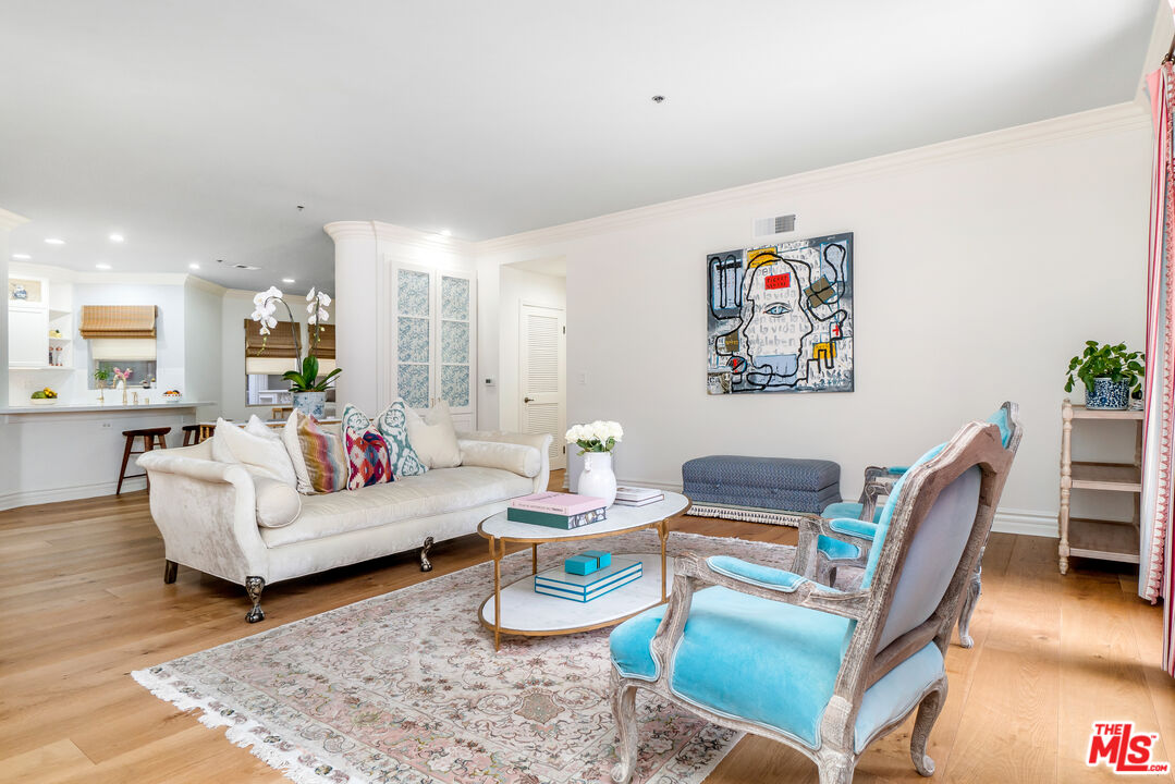 850 N Croft Ave Unit: 206