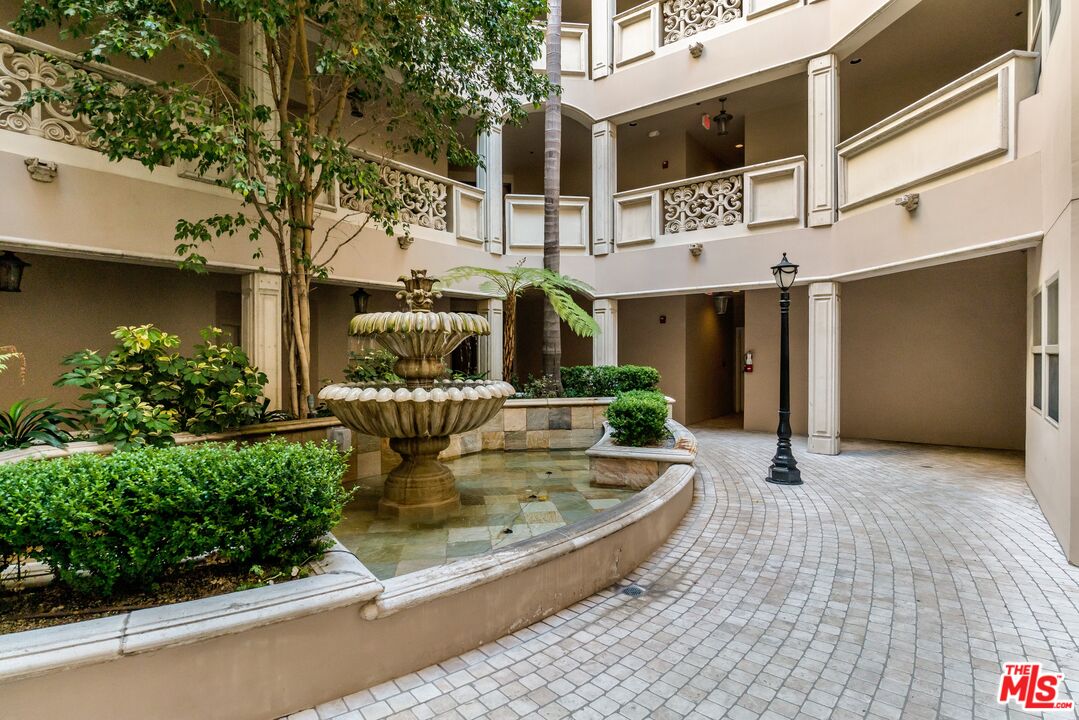 850 N Croft Ave Unit: 206