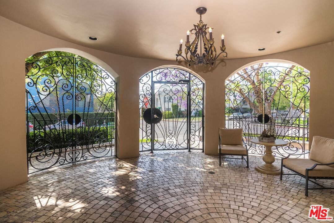850 N Croft Ave Unit: 206