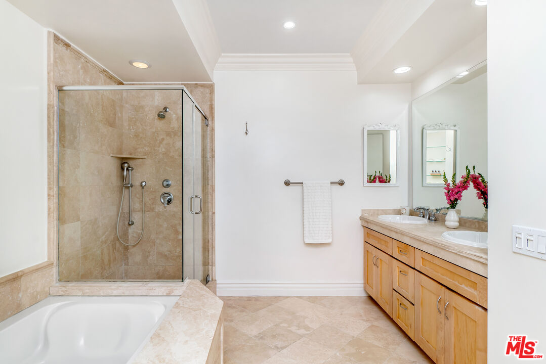 850 N Croft Ave Unit: 206