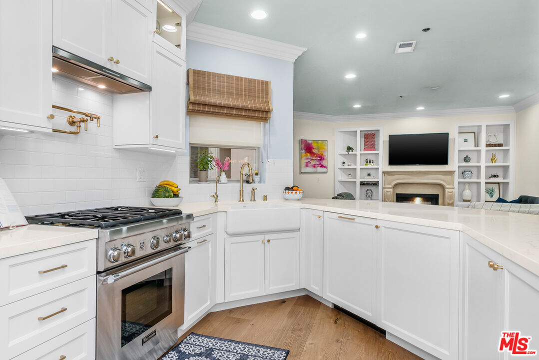 850 N Croft Ave Unit: 206