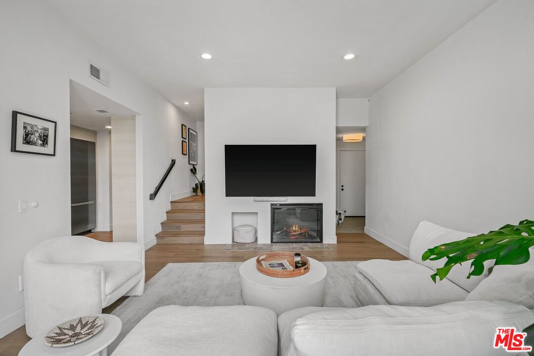484 E California Blvd Unit: 13