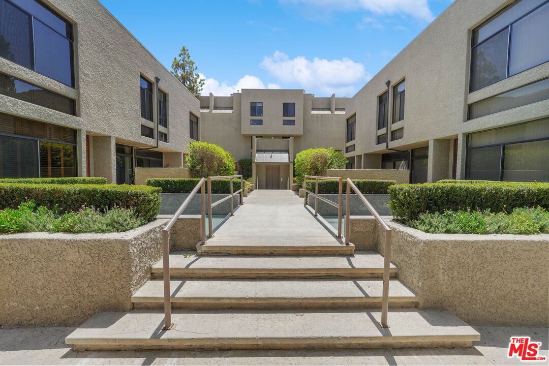 484 E California Blvd Unit: 13