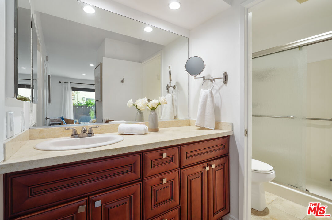 6716 Clybourn Ave Unit: 124