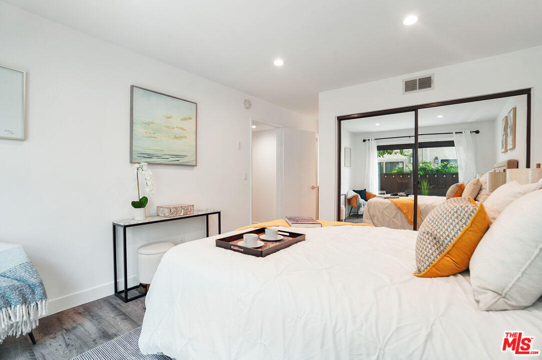 6716 Clybourn Ave Unit: 124