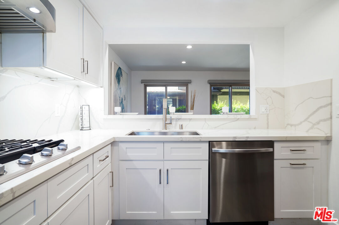 6716 Clybourn Ave Unit: 124