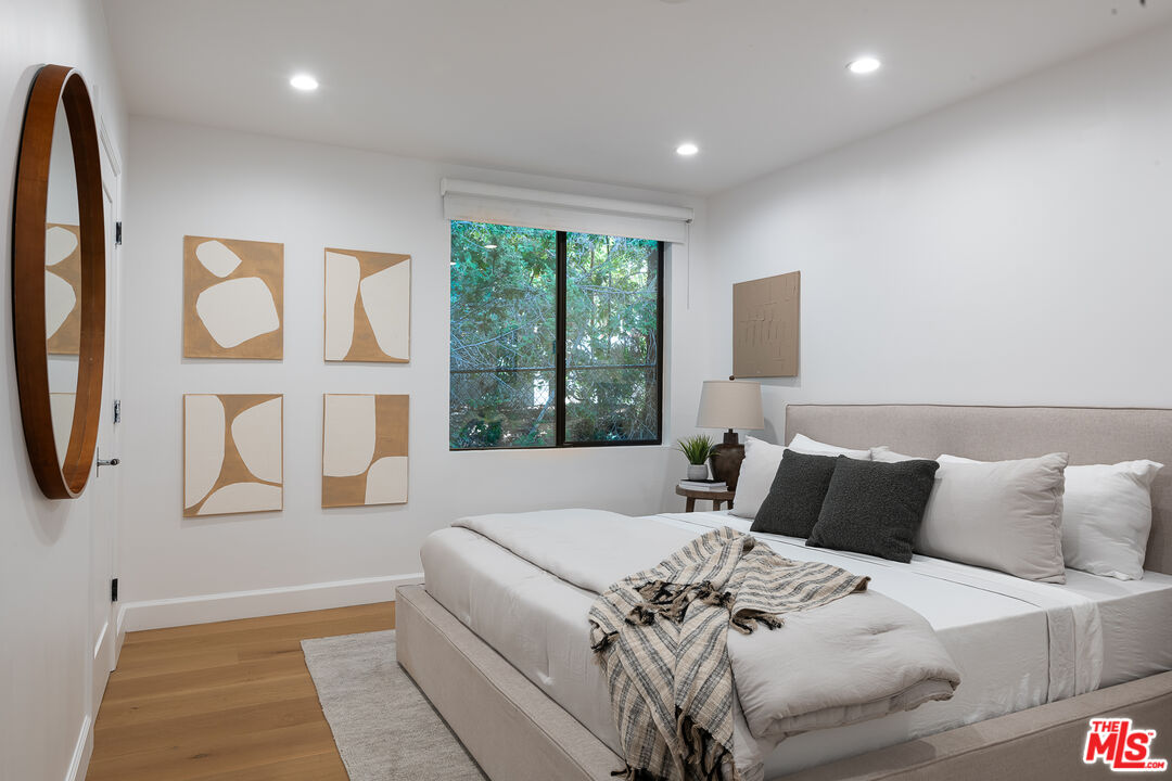 21334 Mulholland Dr