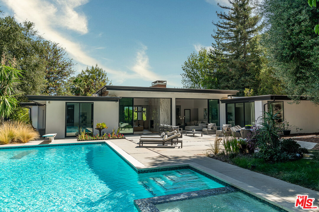 21334 Mulholland Dr