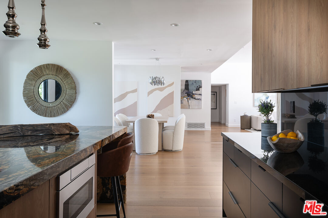 21334 Mulholland Dr