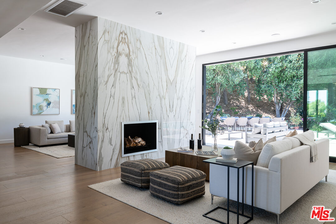 21334 Mulholland Dr
