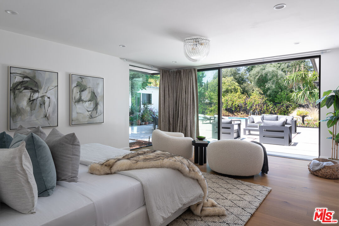 21334 Mulholland Dr