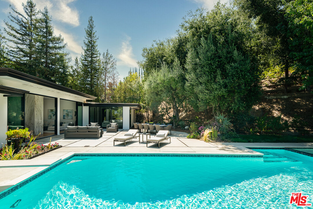 21334 Mulholland Dr