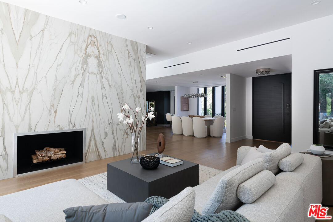 21334 Mulholland Dr