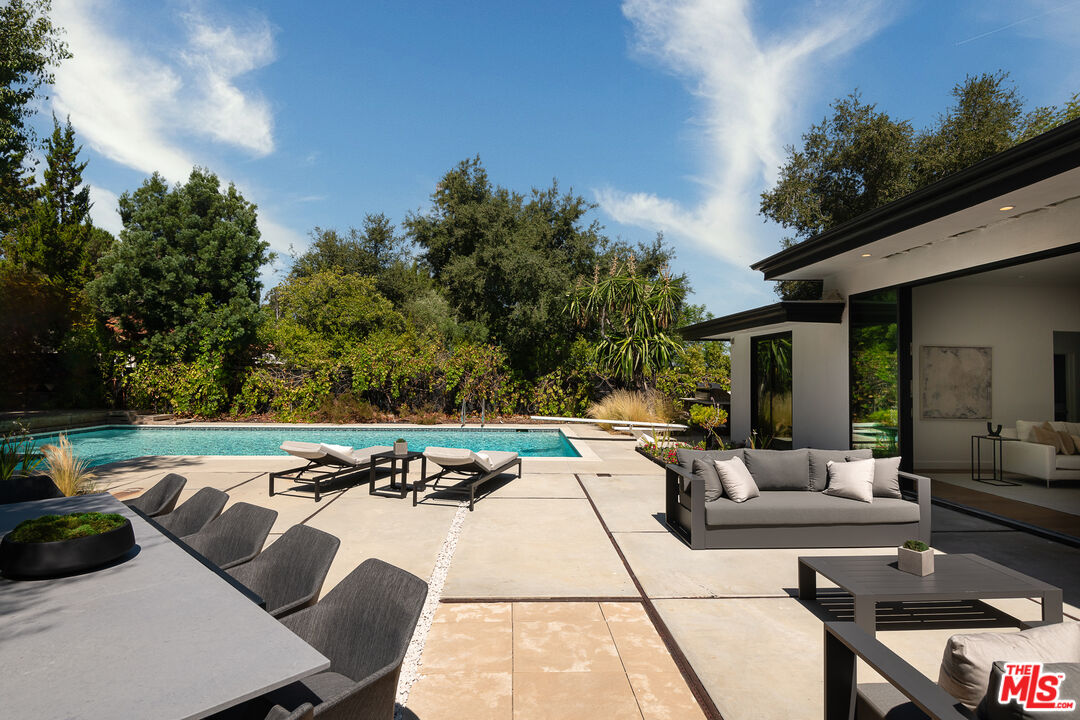 21334 Mulholland Dr