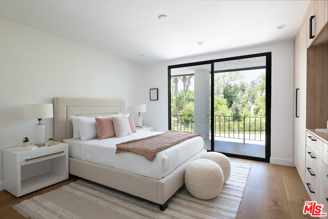 21334 Mulholland Dr