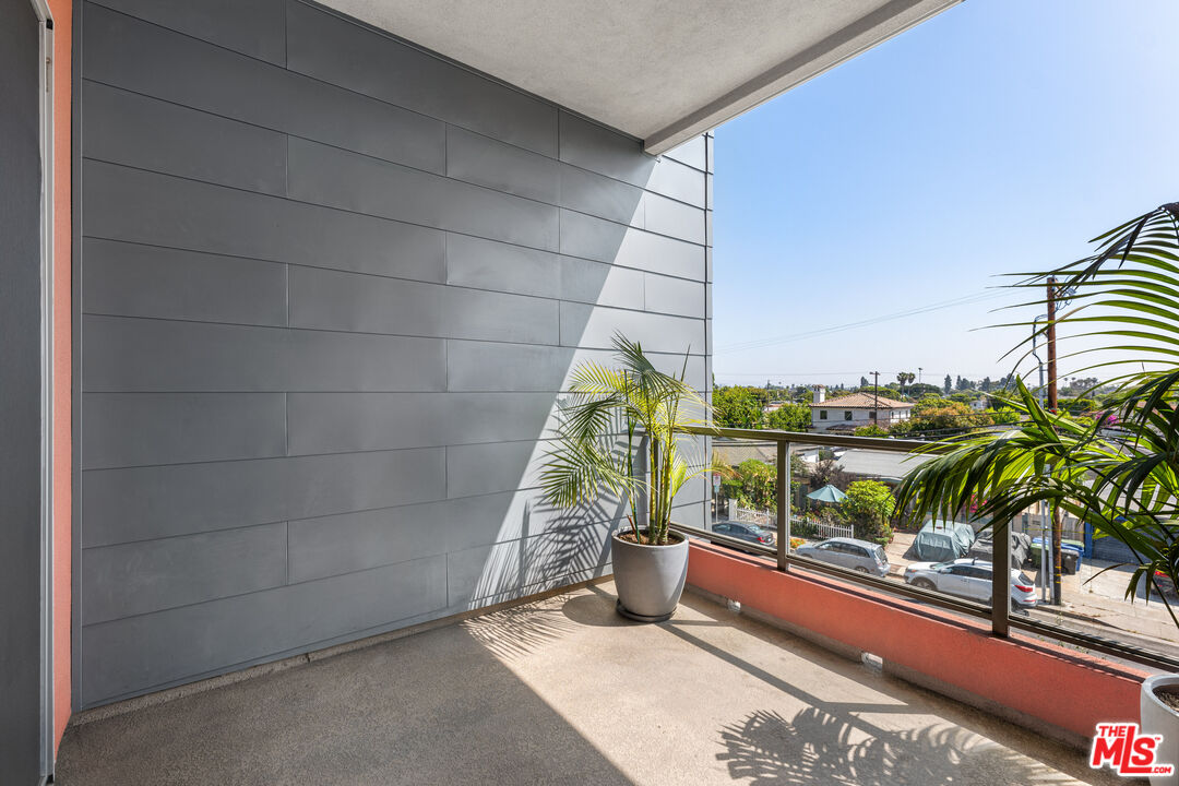 4211 Redwood Ave Unit: 303