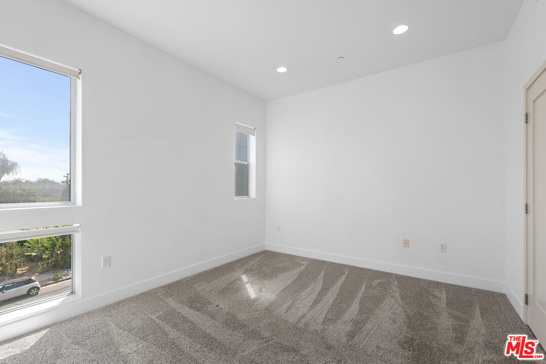 4211 Redwood Ave Unit: 303