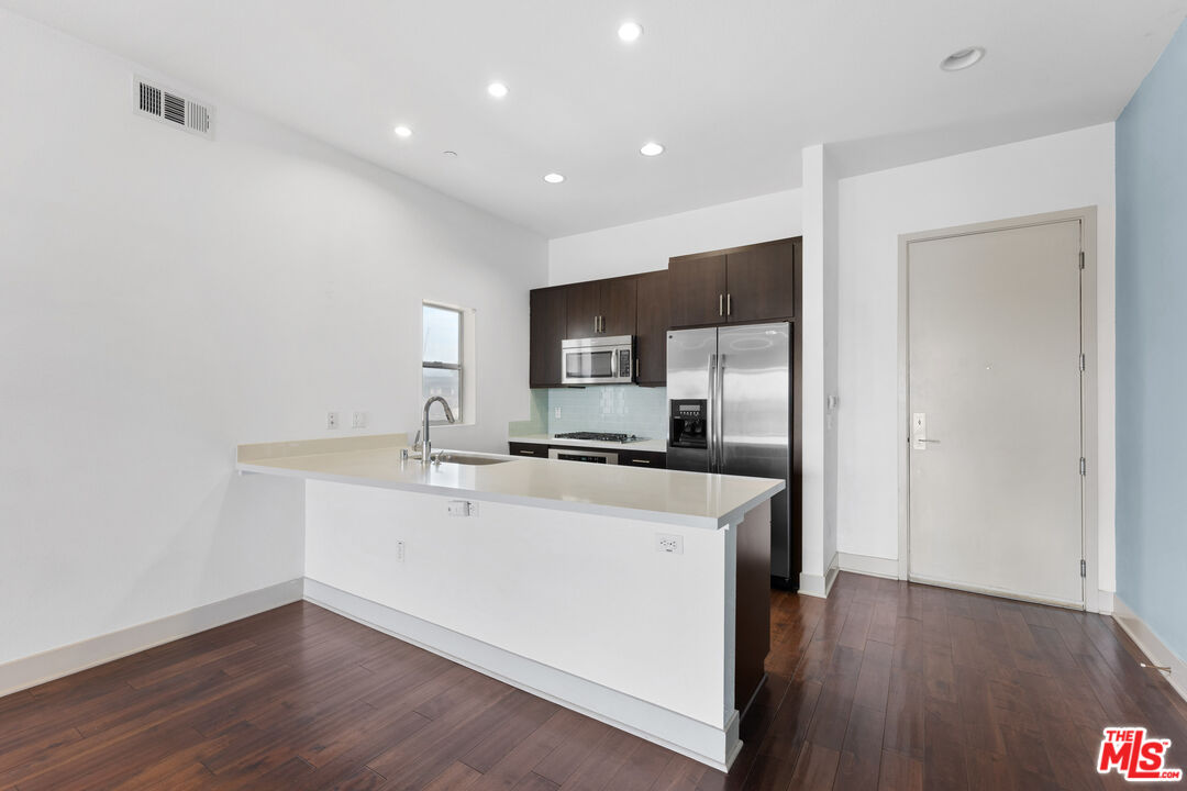 4211 Redwood Ave Unit: 303