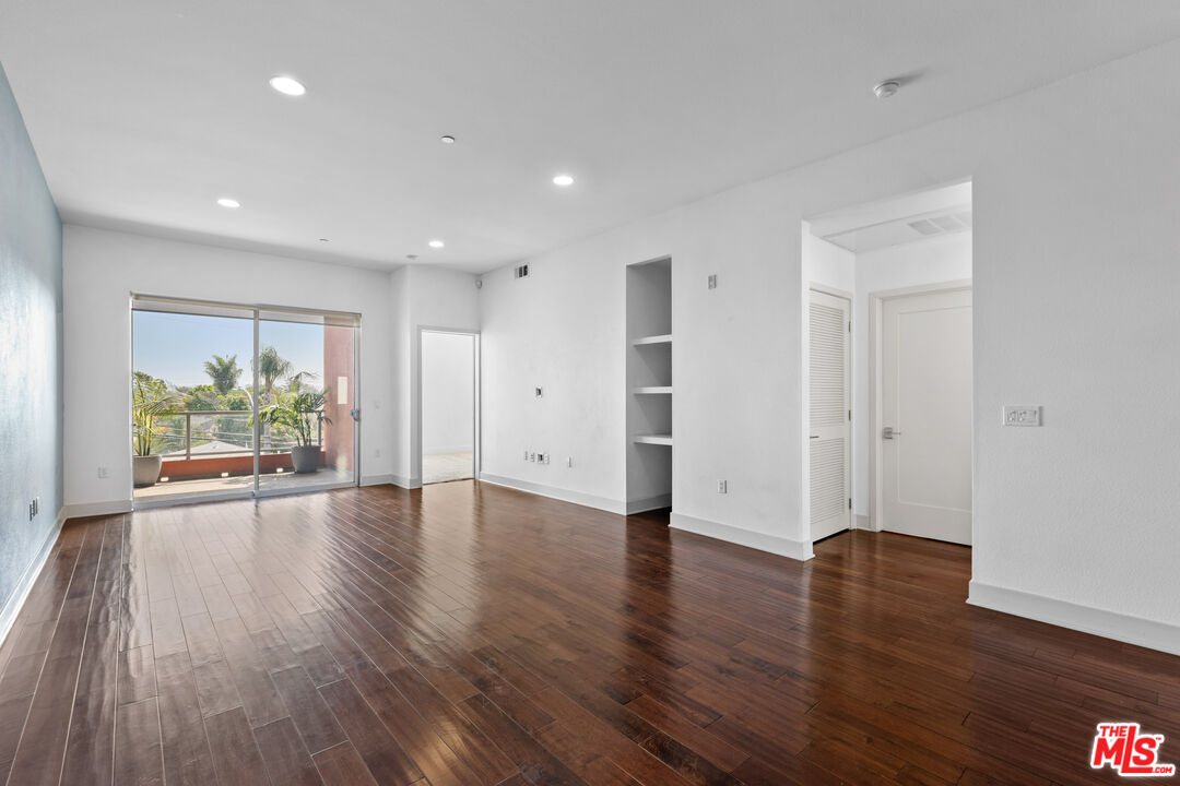 4211 Redwood Ave Unit: 303