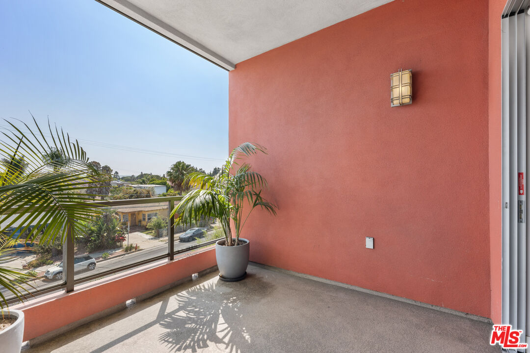 4211 Redwood Ave Unit: 303