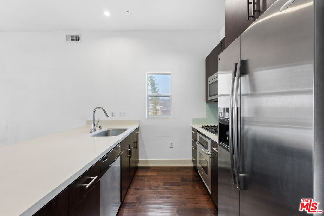 4211 Redwood Ave Unit: 303