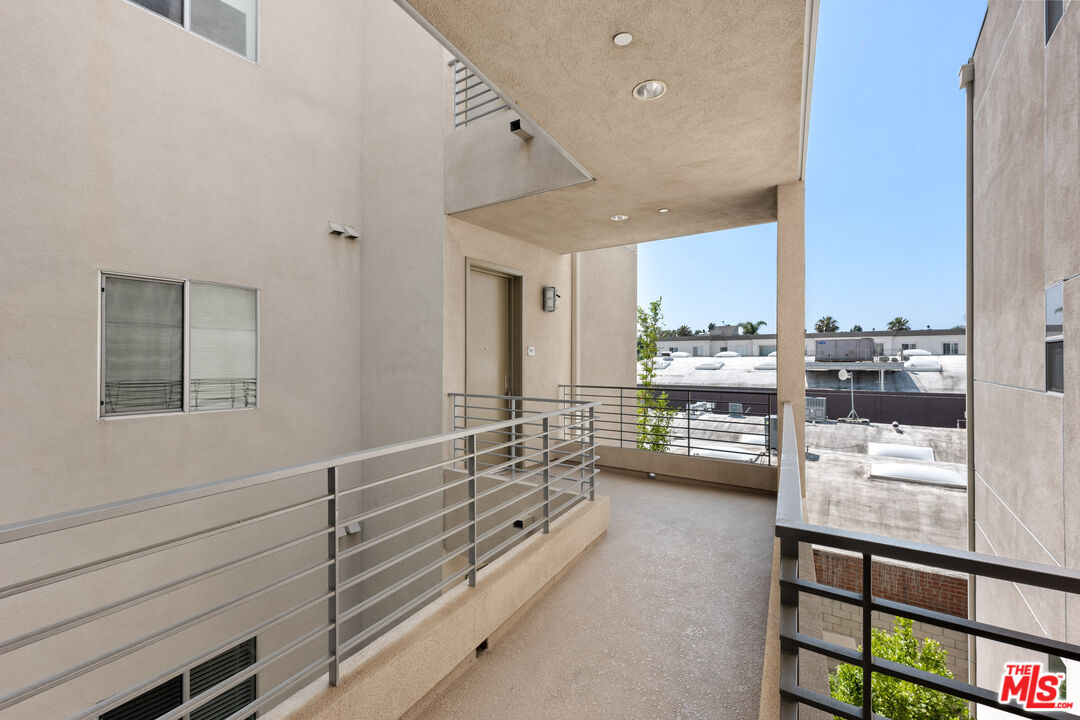 4211 Redwood Ave Unit: 303